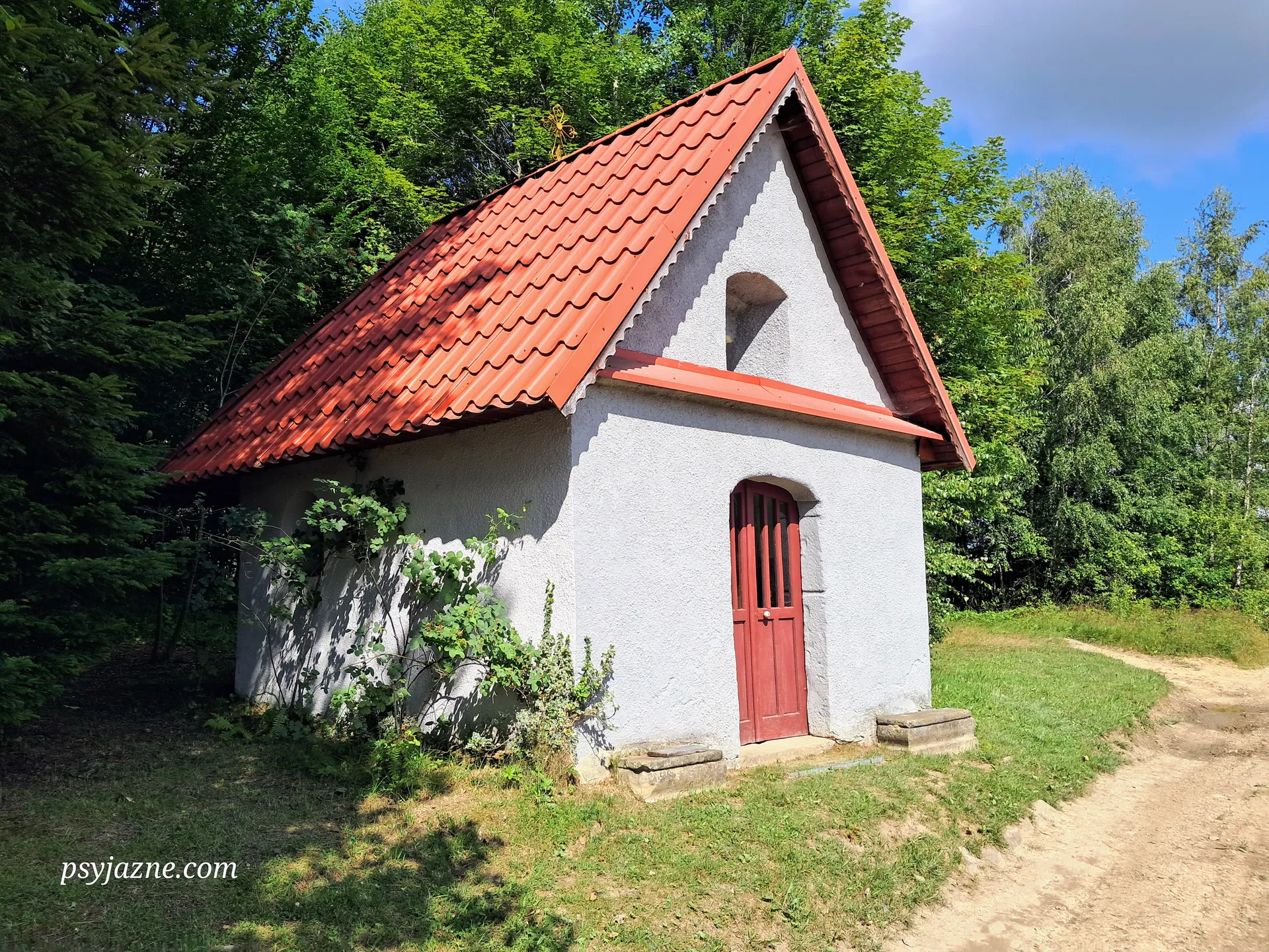 Przydrożna kapliczka w Beskidzie Makowskim