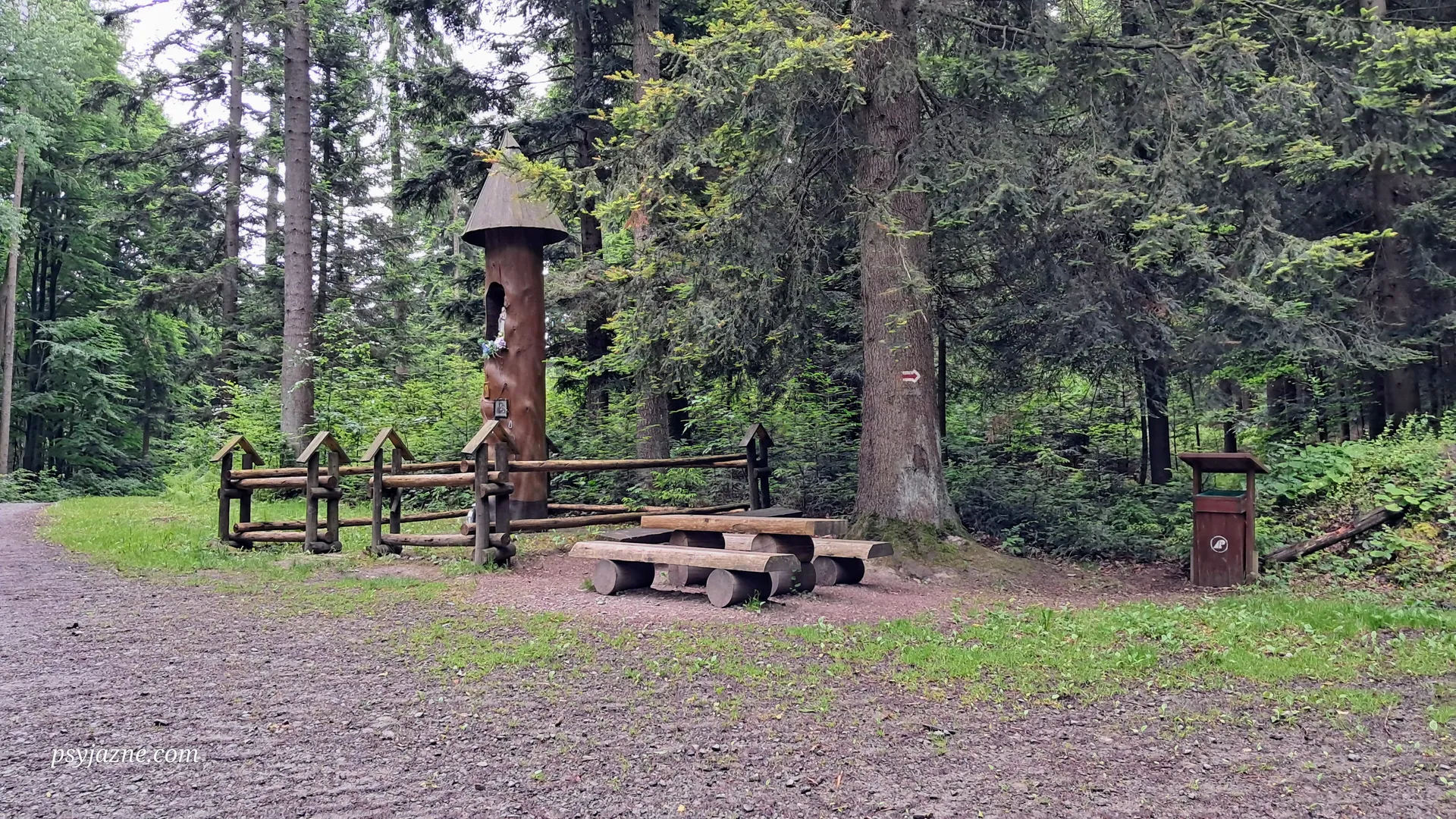 Kapliczka na Małym Szlaku Beskidzkim